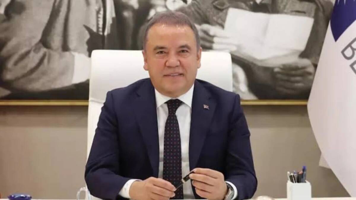 Antalya'da yürütülen kapsamlı rüşvet soruşturması siyasetin merkezine oturdu. Antalya Büyükşehir