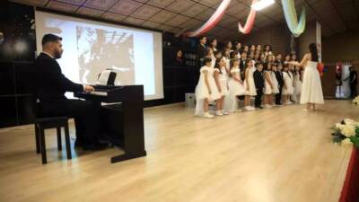 Hatay’da müzik öğretmeni Gamze Vahap, deprem travmasını yaşayan çocuklara umut