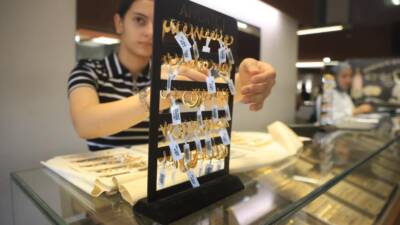 Hatay’da sarraflık yapan Ahmet Güney, düğün yapan çiftlere sahte altın