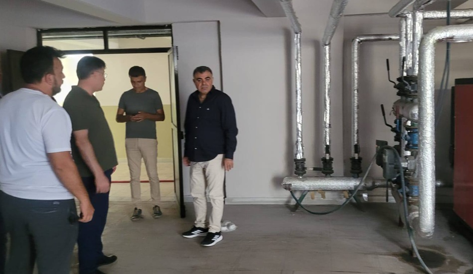 Hatay İl Milli Eğitim Müdürü Harun Tüysüz, beraberindeki heyetle birlikte