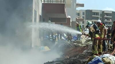Hatay’ın Defne ilçesinde bir şantiye alanında çıkan yangın, itfaiye ekiplerinin