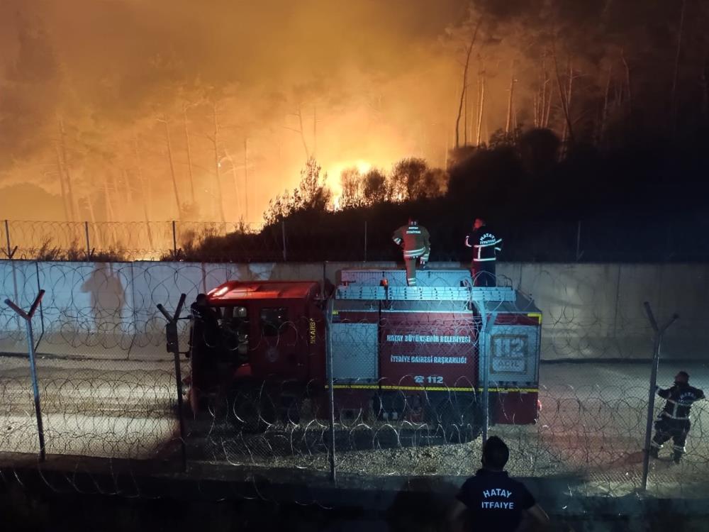 Suriye'nin Lazkiye bölgesinde günlerdir süren orman yangını, Türkiye sınırına ulaştı.