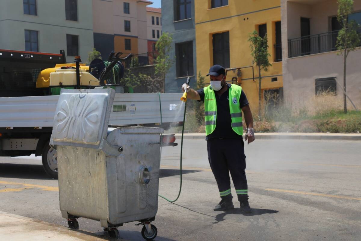 Hatay Büyükşehir Belediyesi (HBB), yaz sıcaklarının etkisini artırdığı günlerde sinek,