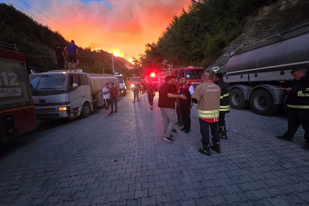 Dörtyol’da çıkan orman yangını büyüyünce 920 hane tedbir amaçlı tahliye
