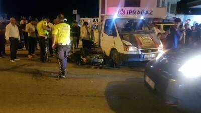 Hatay’ın Defne ilçesinde kamyonet ile motosikletin çarpışması sonucu 1 kişi