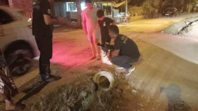 Hatay’ın Samandağ ilçesinde kanalizasyon borusuna sıkışan yavru sokak köpeği, vatandaşların