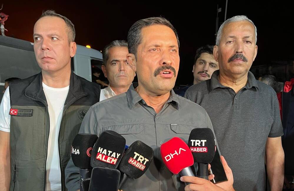 Hatay’ın Dörtyol ilçesinde ormanlık alanda çıkan ve hızla büyüyen yangına