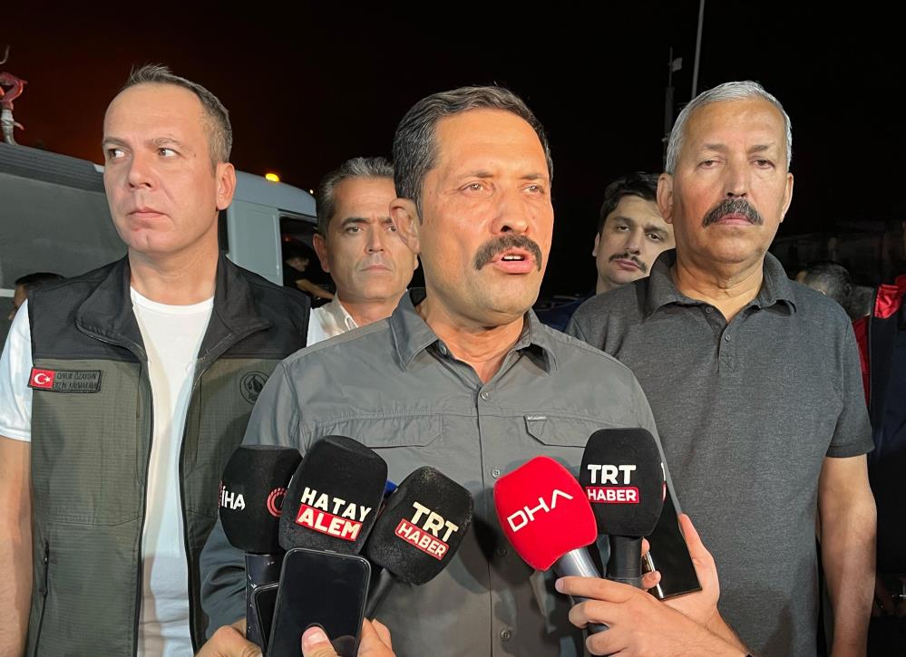 Hatay’ın Dörtyol ilçesinde ormanlık alanda çıkan ve hızla büyüyen yangına