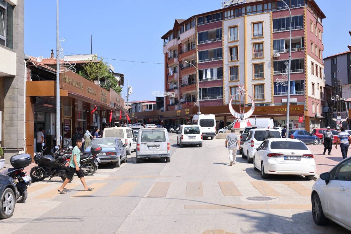 Hatay Büyükşehir Belediyesi’nin Yayladağı’nda hayata geçirdiği Atatürk Caddesi Çarşı Güzelleştirme
