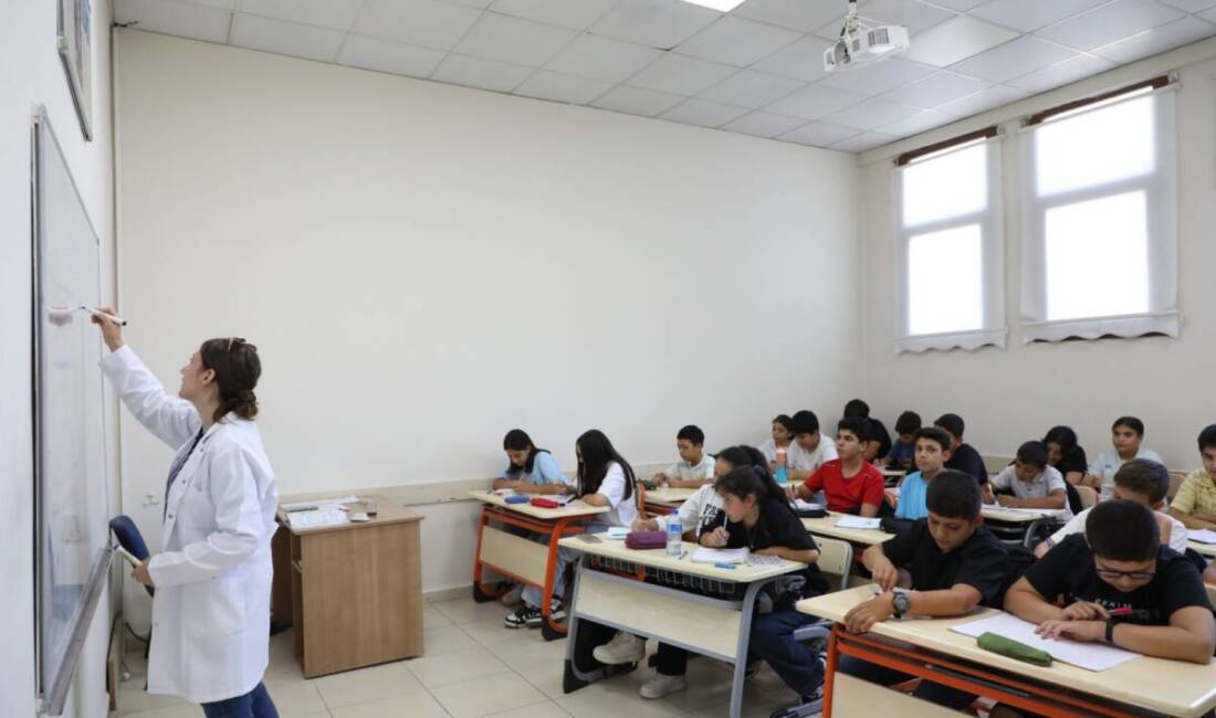 HBB, Geleceğe Hazırlayan Yaz Eğitimleri Başlattı Hatay Büyükşehir Belediyesi (HBB), eğitimde fırsat eşitliğini güçlendirmek amacıyla başlattığı