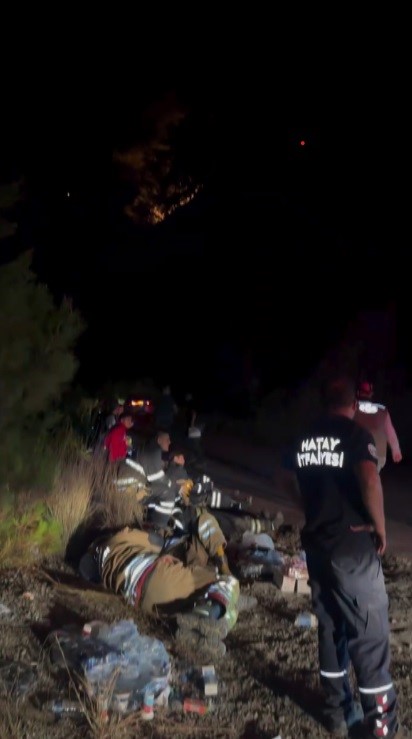 Hatay’ın Dörtyol ilçesinde çıkan orman yangınına müdahale eden itfaiye ekipleri,