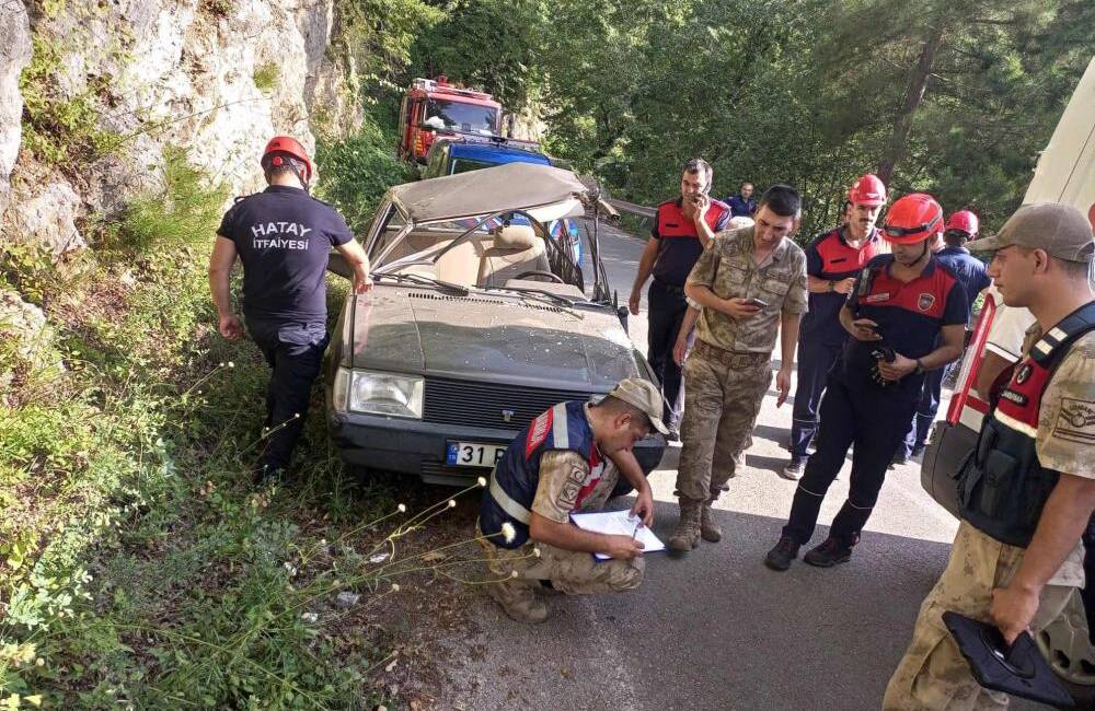 Hatay’ın Dörtyol ilçesinde meydana gelen trafik kazasında, kamyonetle çarpışan Tofaş