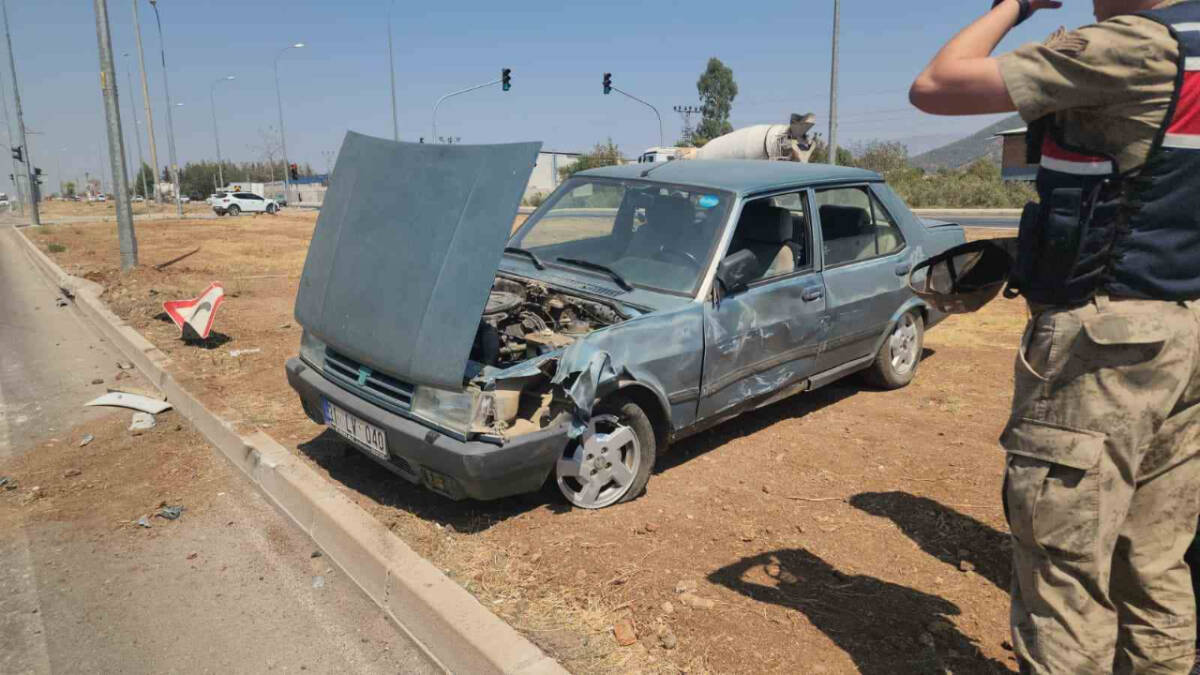 Hatay’ın Hassa ilçesinde meydana gelen trafik kazasında Tofaş marka otomobil