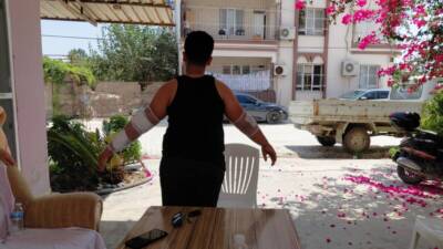 Hatay’ın Samandağ ilçesinde, sahipsiz bir köpeğin saldırısına uğrayan 10 yaşındaki