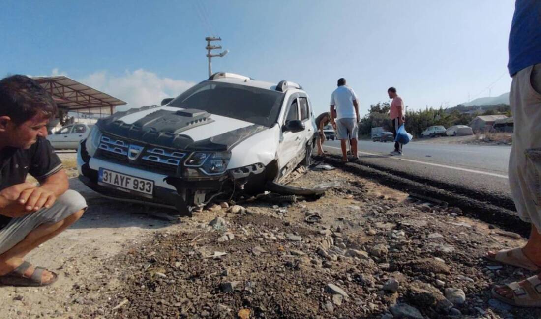 Hatay’ın Samandağ ilçesinde meydana gelen trafik kazasında iki otomobil birbirine