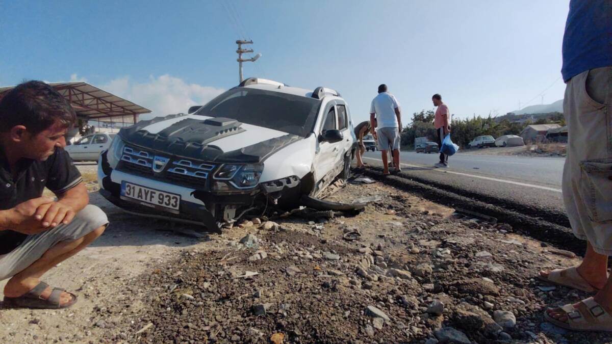 Hatay’ın Samandağ ilçesinde meydana gelen trafik kazasında iki otomobil birbirine