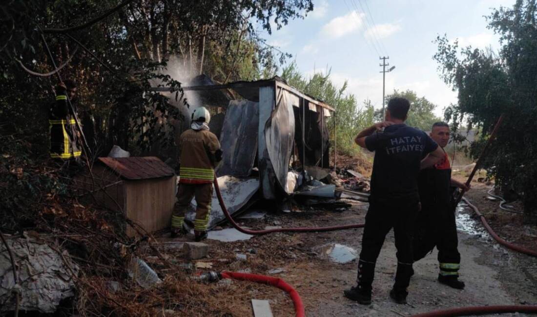 Hatay’ın Samandağ ilçesinde, Kuşalanı Mahallesi’nde bir konteyner depoda çıkan yangın