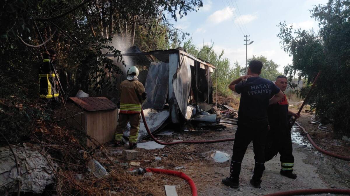 Hatay’ın Samandağ ilçesinde, Kuşalanı Mahallesi’nde bir konteyner depoda çıkan yangın
