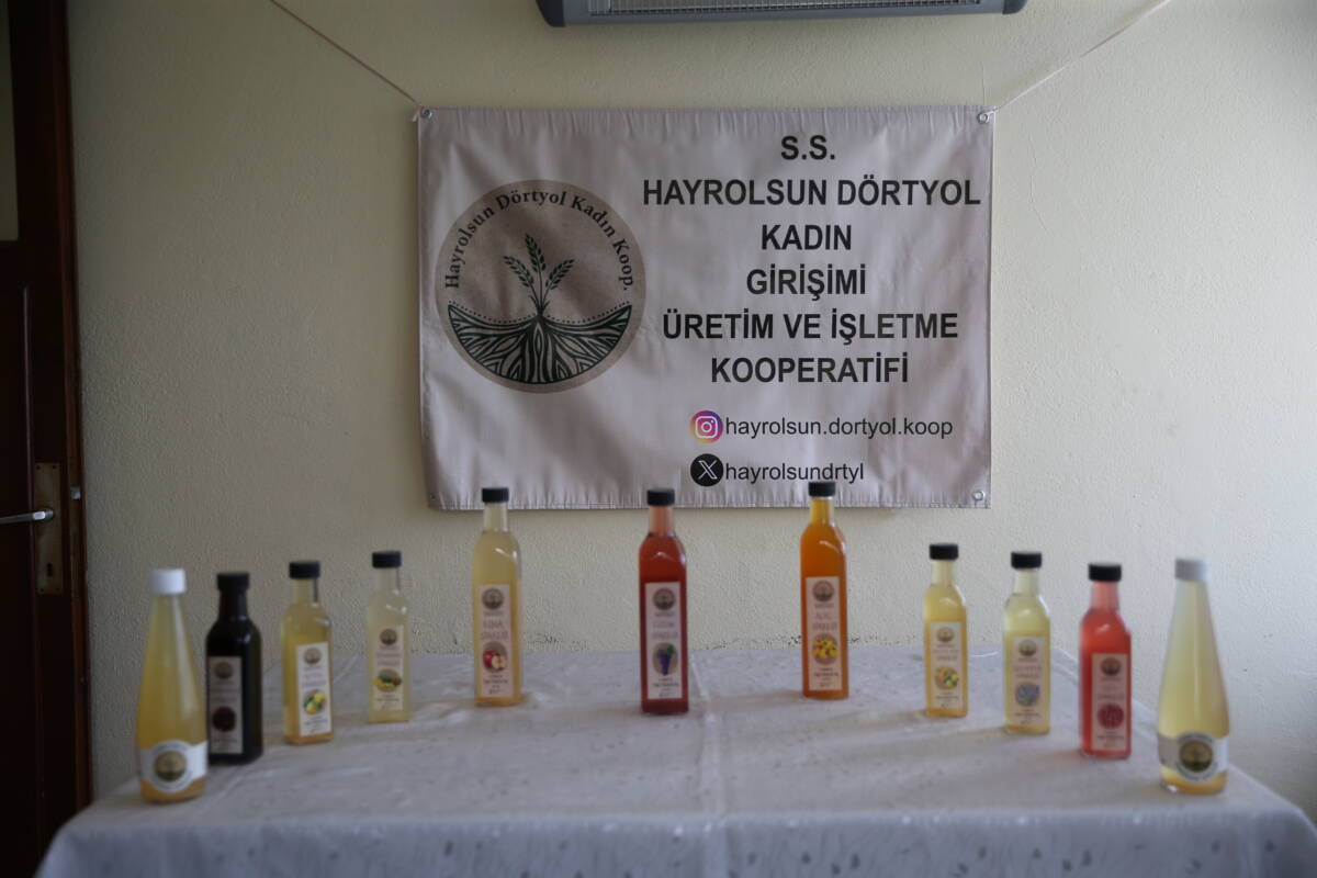 Hatay’ın Dörtyol ilçesinde, kooperatif çatısı altında bir araya gelen kadınlar,