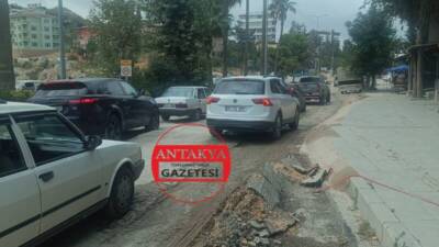 Antakya Maksim Parkı önünde yapılan kazı çalışmasının ardından asfaltlama işleminin