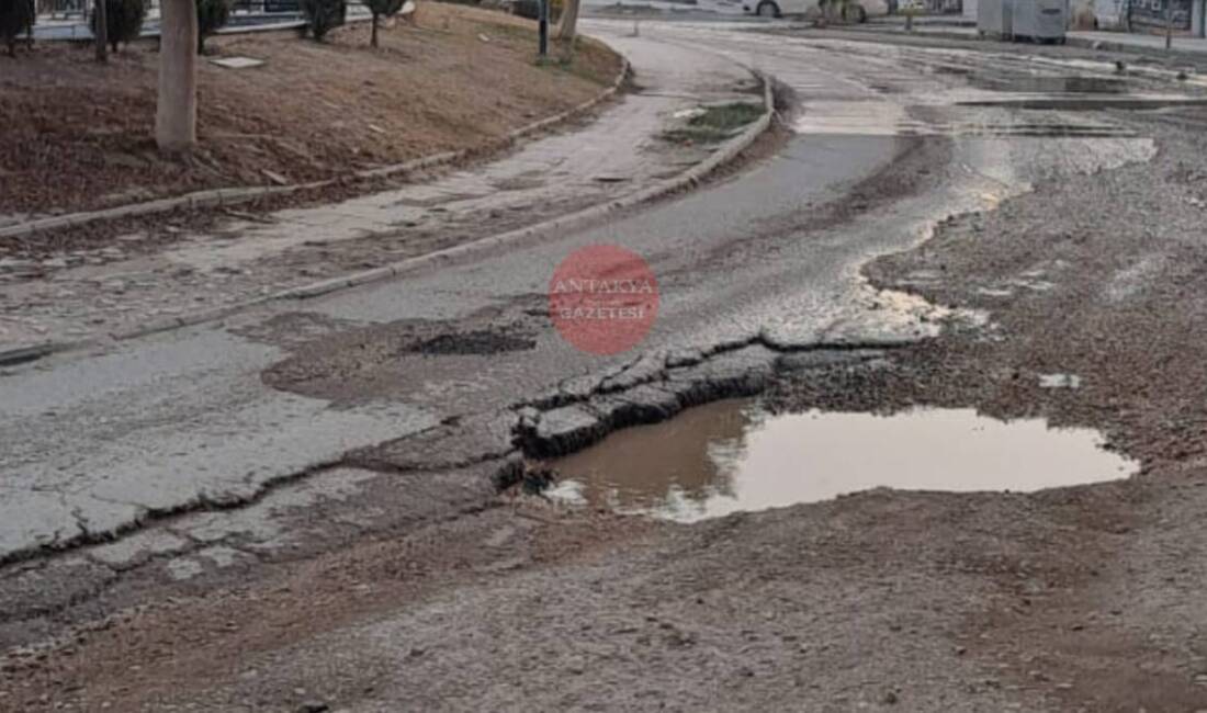 Hatay’ın Defne ilçesinde bulunan Uğur Mumcu Bulvarı, bozuk yol ve