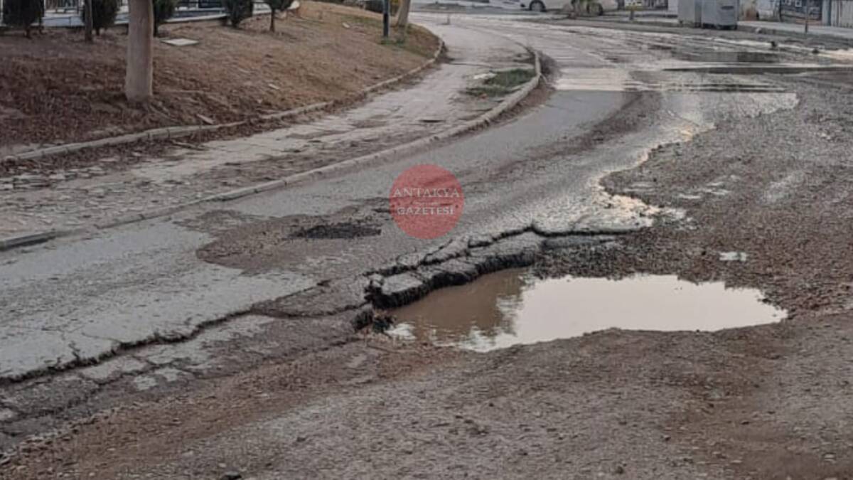 Hatay’ın Defne ilçesinde bulunan Uğur Mumcu Bulvarı, bozuk yol ve