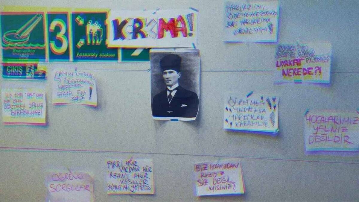 Hatay’da bir Anadolu Lisesi’nde görevli öğretmenlerin başka okullara gönderilmesini pankart