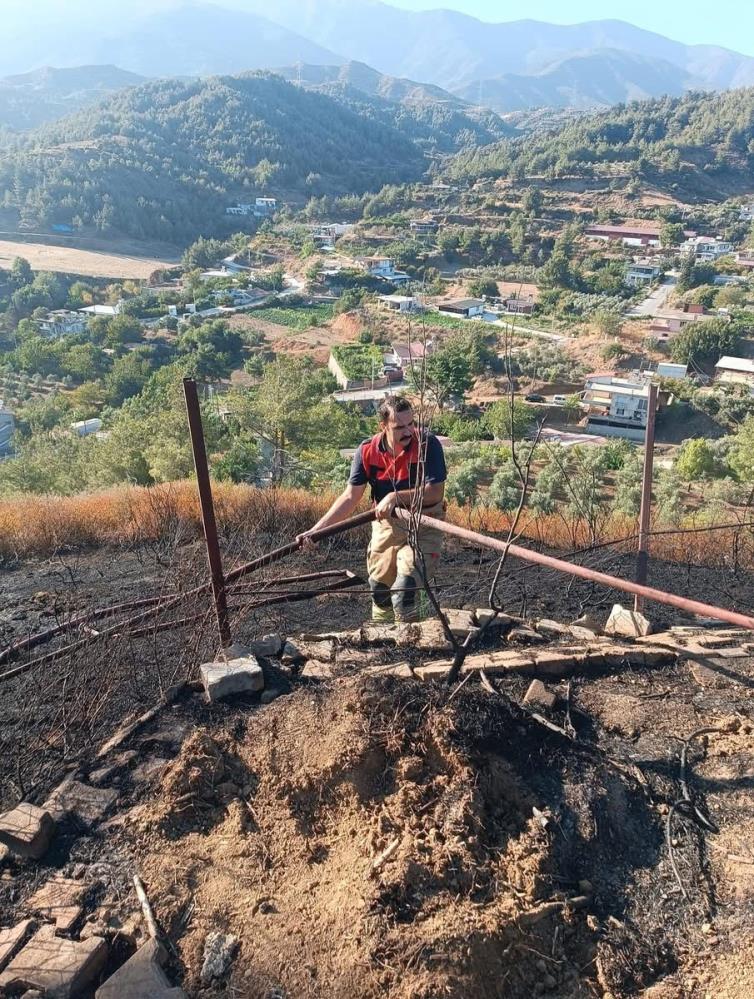 Hatay’ın Antakya ilçesine bağlı Kisecik Mahallesi’nde ormanlık alanda çıkan yangın,
