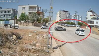   Hatay’ın Reyhanlı ilçesinde, trafikte yaşanan tehlikeli sollama girişimi kazaya