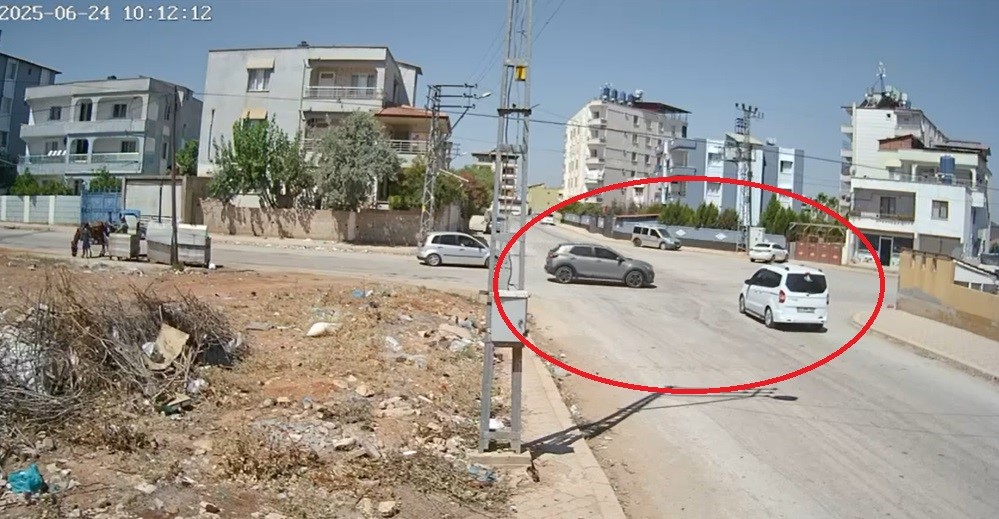   Hatay’ın Reyhanlı ilçesinde, trafikte yaşanan tehlikeli sollama girişimi kazaya