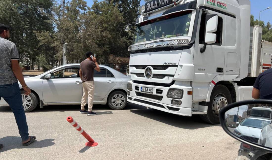 Antakya’da Maddi Hasarlı Kaza: Tır ve Otomobil Çarpıştı Hatay’ın Antakya ilçesinde bugün öğle saatlerinde Maksim Bulvarı civarında maddi
