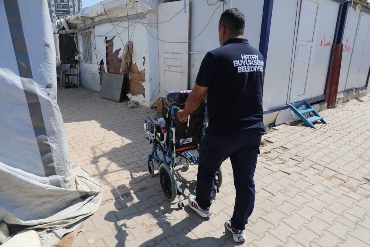 Hatay Büyükşehir Belediyesi, UNICEF işbirliğiyle engelli vatandaşlara tekerlekli sandalye desteği