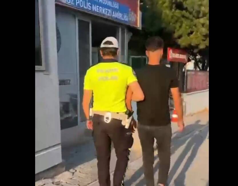 Hatay’ın Arsuz ilçesinde, bir düğün konvoyu sırasında kırmızı ışık ihlali