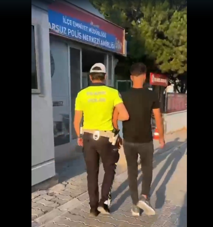 Hatay’ın Arsuz ilçesinde, bir düğün konvoyu sırasında kırmızı ışık ihlali