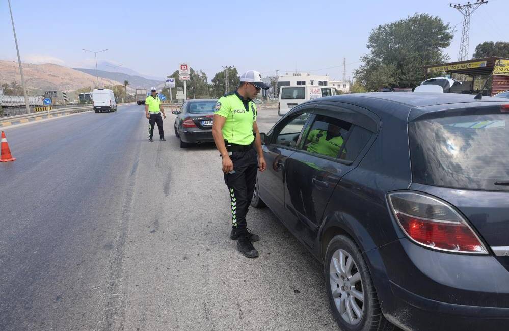 Trafik cezası yiyen sürücü: “İtiraz etmiyorum, hak ettim” Hatay’da trafik güvenliğini artırmak amacıyla sürdürülen dron destekli trafik denetimlerinde