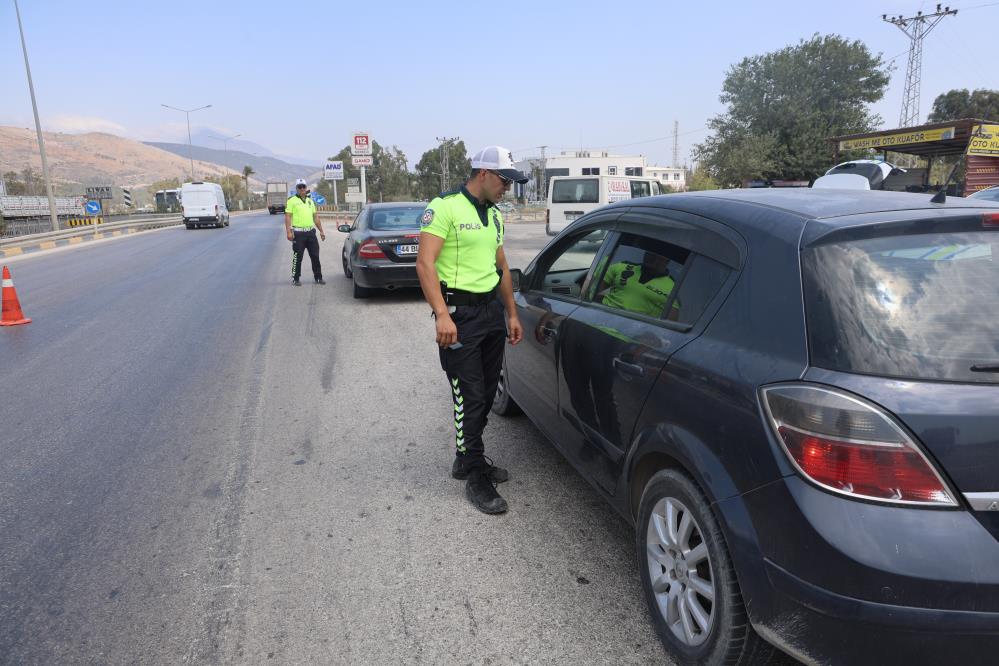Hatay’da trafik güvenliğini artırmak amacıyla sürdürülen dron destekli trafik denetimlerinde