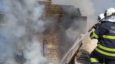 Hatay’ın Kırıkhan ilçesinde bir fabrikanın malzeme sahasında çıkan yangın, itfaiye