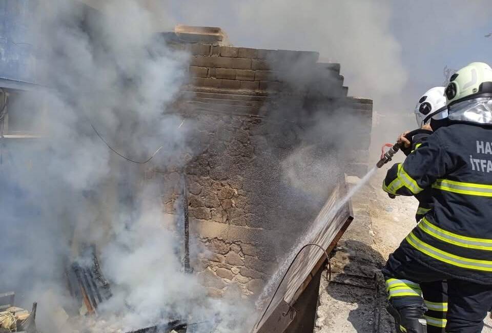 Hatay’ın Kırıkhan ilçesinde bir fabrikanın malzeme sahasında çıkan yangın, itfaiye