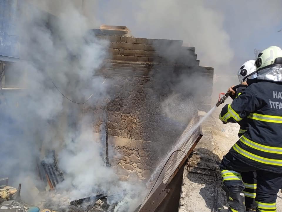Hatay’ın Kırıkhan ilçesinde bir fabrikanın malzeme sahasında çıkan yangın, itfaiye