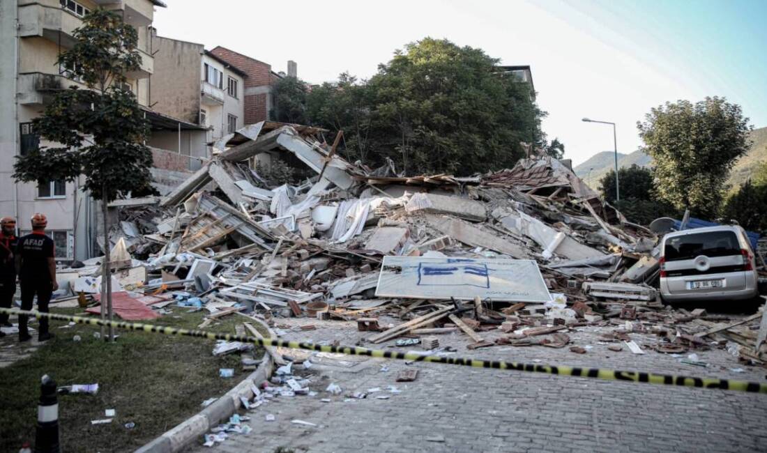Depremde yıkılan binanın kolonları mı kesildi ? Balıkesir’in Sındırgı ilçesinde meydana gelen 6,1 büyüklüğündeki deprem bir binayı