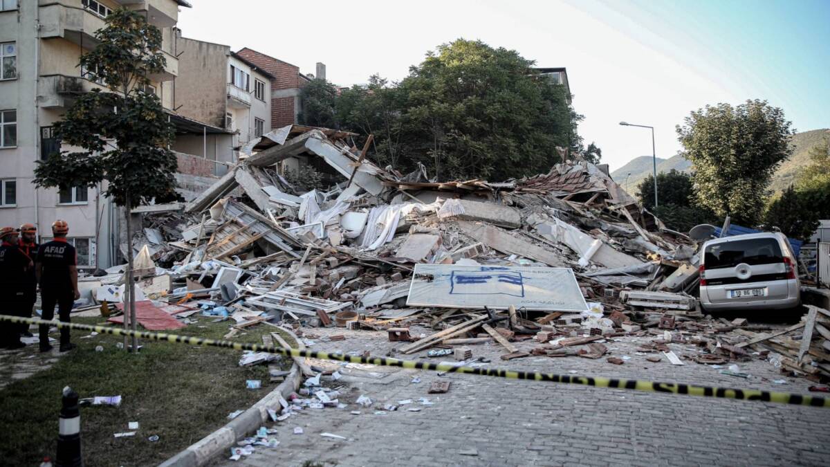 Balıkesir’in Sındırgı ilçesinde meydana gelen 6,1 büyüklüğündeki deprem bir binayı