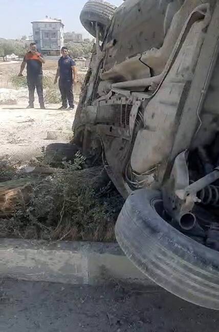 Ağaca çarpan otomobil takla attı: 2 yaralı Hatay’ın Antakya ilçesinde meydana gelen trafik kazasında, kontrolden çıkan otomobilin