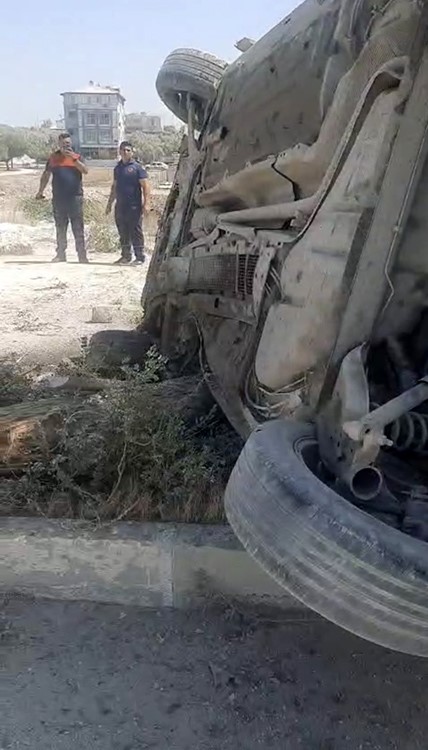 Hatay’ın Antakya ilçesinde meydana gelen trafik kazasında, kontrolden çıkan otomobilin