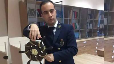 İskenderun Teknik Üniversitesi öğrencisi Berkan Aslan, staj yaptığı gemide serinlemek