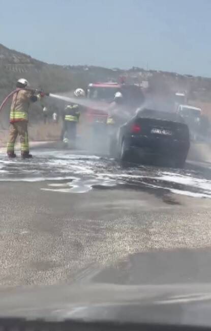 Hatay’ın Altınözü ilçesi Çetenli Mahallesi’nde seyir halindeyken motor kısmından çıkan