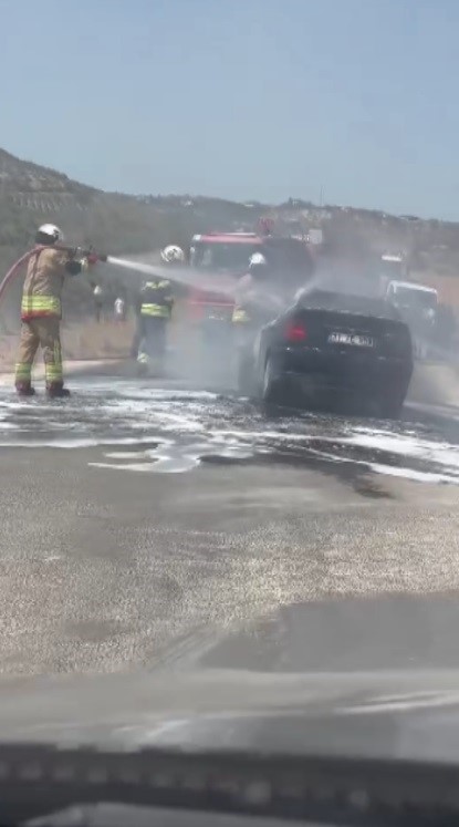 Hatay’ın Altınözü ilçesi Çetenli Mahallesi’nde seyir halindeyken motor kısmından çıkan