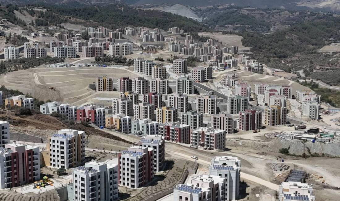 Depremzedeler için yeni yaşam alanları Antakya’da yükseliyor Hatay Büyükşehir Belediyesi (HBB), depremin ardından il genelinde yürütülen