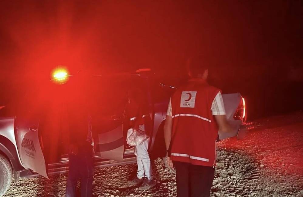 Kızılay, Hatay’daki Orman Yangını Ekiplerini Yalnız Bırakmadı Hatay’ın Yayladağı ilçesinde çıkan orman yangınıyla mücadele eden ekipler,