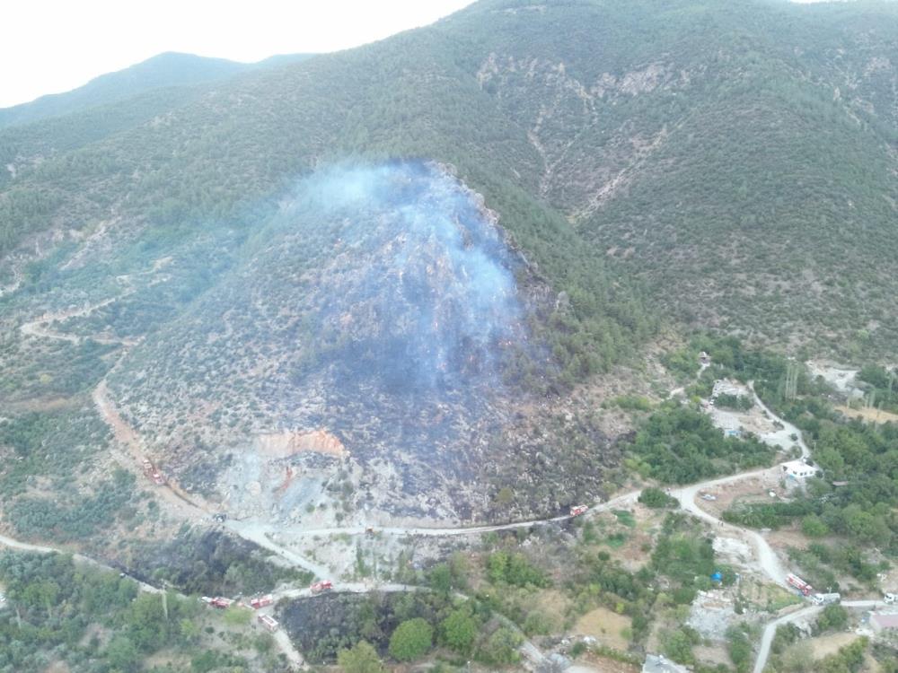 Hatay’ın Kırıkhan ilçesi Bektaşlı Mahallesi’nde ormanlık alanda çıkan yangın, ekiplerin