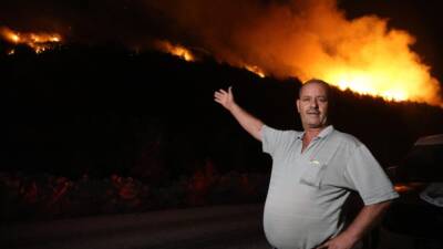 Hatay’ın Yayladağı ilçesinde ormanlık alanda çıkan yangına ekiplerin müdahalesi sürüyor.